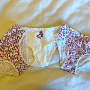⭐️NWOT set of 3 floral underwear size 6-7